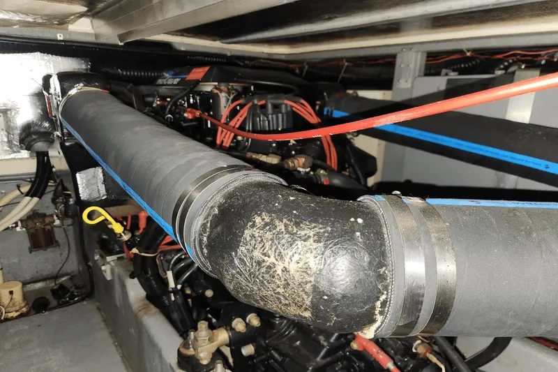 Slide: The Image of Sea Ray 400 Express Cruiser 1993 - 35