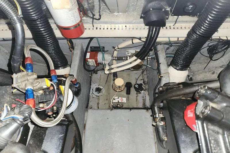 Slide: The Image of Sea Ray 400 Express Cruiser 1993 - 37