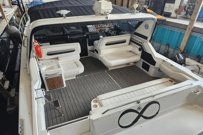 Slide: The Image of Sea Ray 400 Express Cruiser 1993 - 6