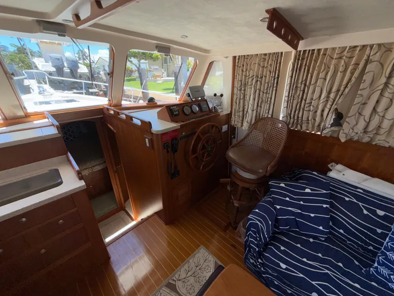 Slide: The Image of Mainship 390 Trawler 2001 - 45