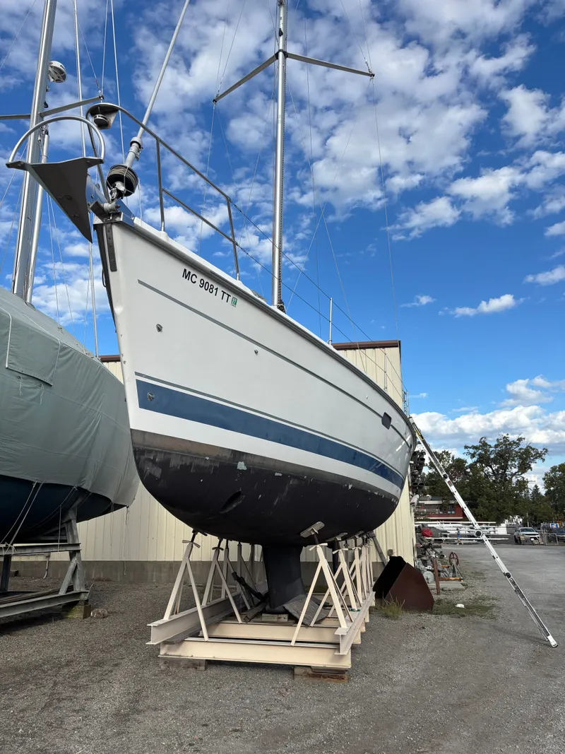 The Image of Sailboat Hunter 460, 2001 model, on dry dock under a clear blue sky. - 0