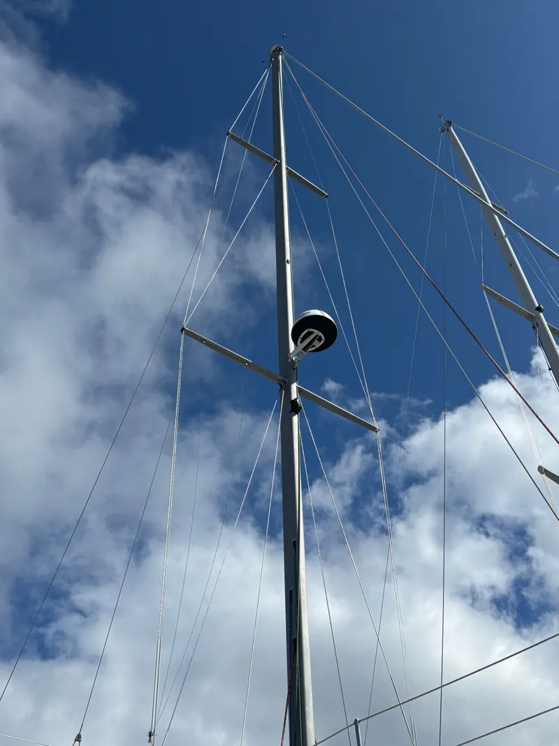 Slide: The Image of Tall mast of a 2001 Hunter 460 sailboat against a cloudy blue sky. - 27
