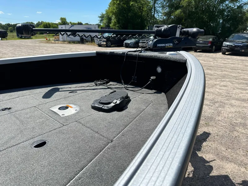 Slide: The Image of 2023 Alumacraft Competitor 185 Tiller boat with Minn Kota Ulterra trolling motor. - 18