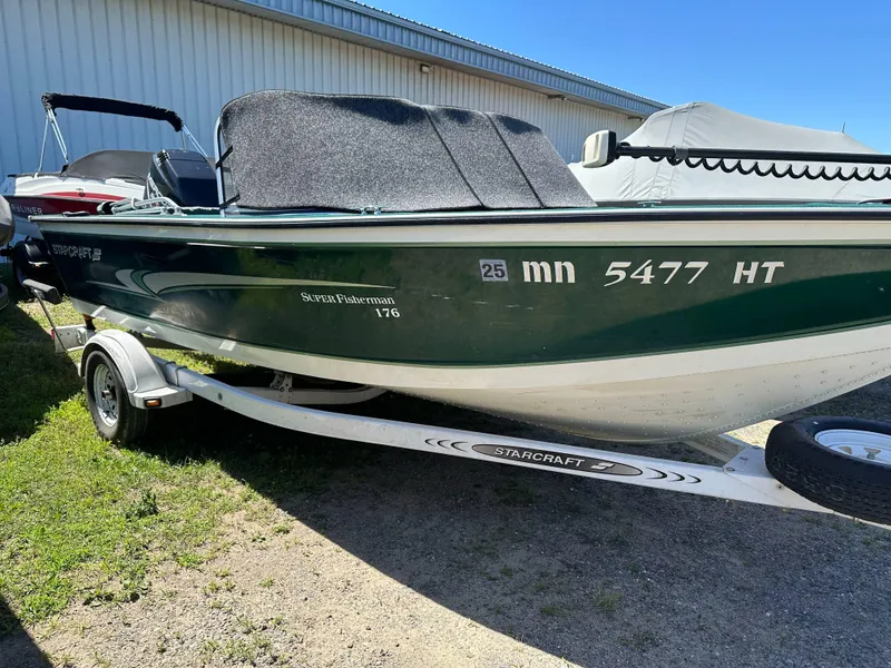 Slide: The Image of 2000 Starcraft Superfisherman 176 DC boat on trailer in showroom. - 1