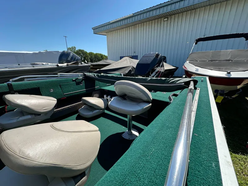 Slide: The Image of Close-up of a 2000 Starcraft Superfisherman 176 DC boat component. - 10