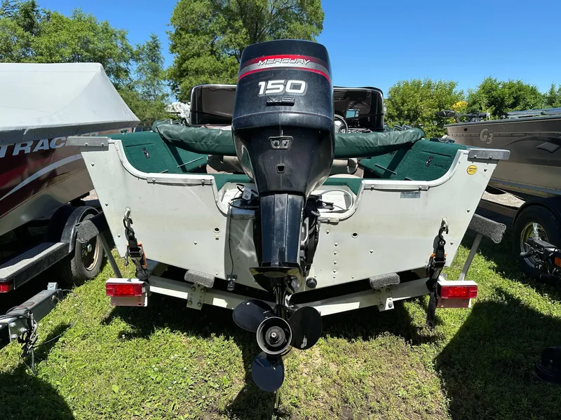 Slide: The Image of 2000 Starcraft Superfisherman 176 DC boat with green interior and swivel seats. - 12