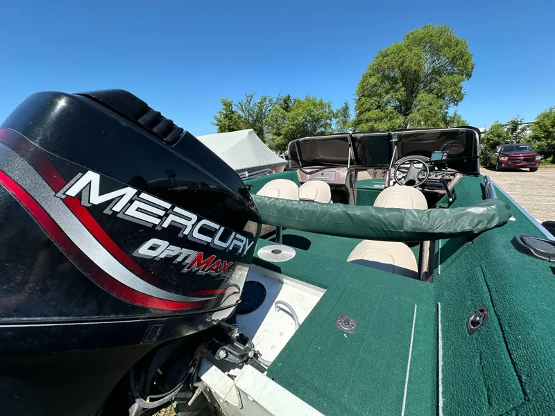 Slide: The Image of 2000 Starcraft Superfisherman 176 DC boat with Mercury OptiMax engine, green interior. - 15