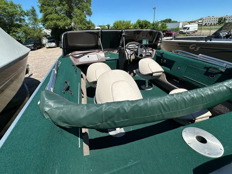 Slide: The Image of 2000 Starcraft Superfisherman 176 DC boat interior with green upholstery and seating. - 16