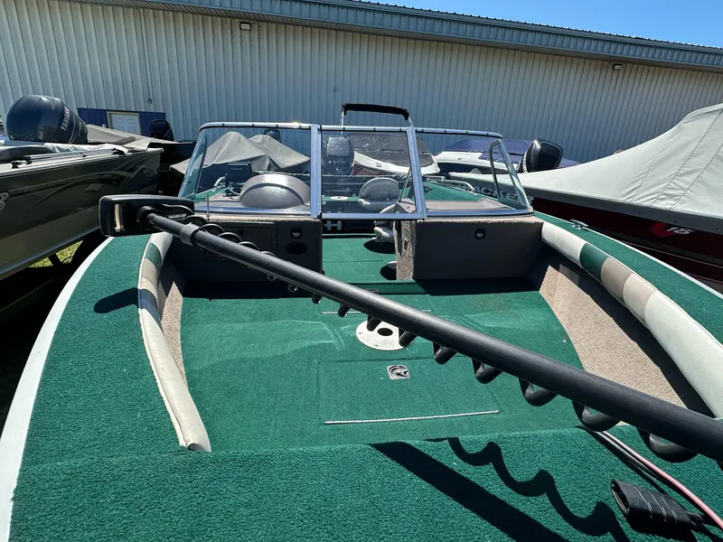 Slide: The Image of 2000 Starcraft Superfisherman 176 DC with Mercury 150 OptiMax engine in showroom. - 21