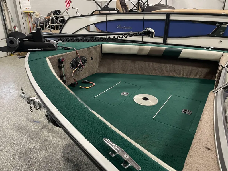 Slide: The Image of PowerDrive trolling motor on 2000 Starcraft Superfisherman 176 DC boat. - 27