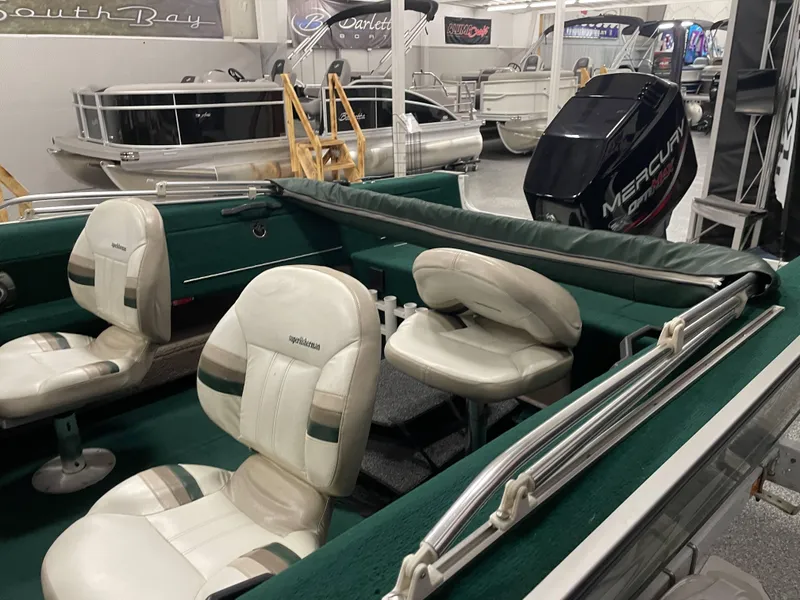 Slide: The Image of Eagle Ultra Classic fish finder on 2000 Starcraft Superfisherman 176 DC dashboard. - 28