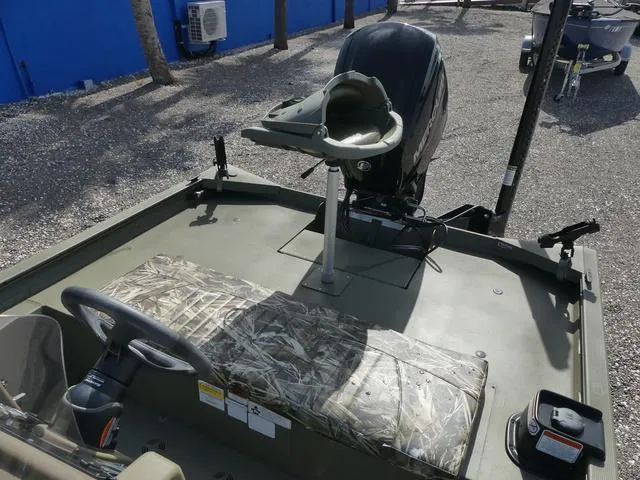 Slide: The Image of Tracker Grizzly 1860 CC 2022 - 16