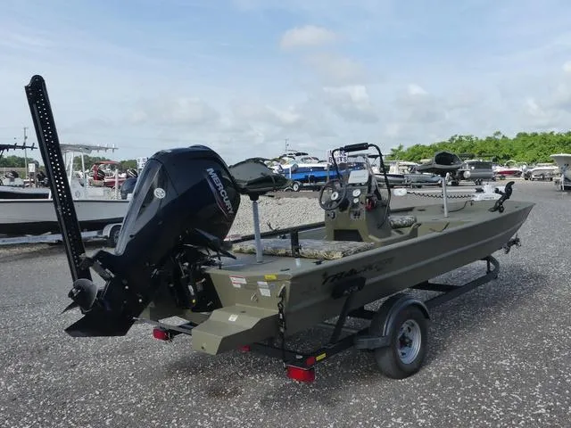 Slide: The Image of Tracker Grizzly 1860 CC 2022 - 4