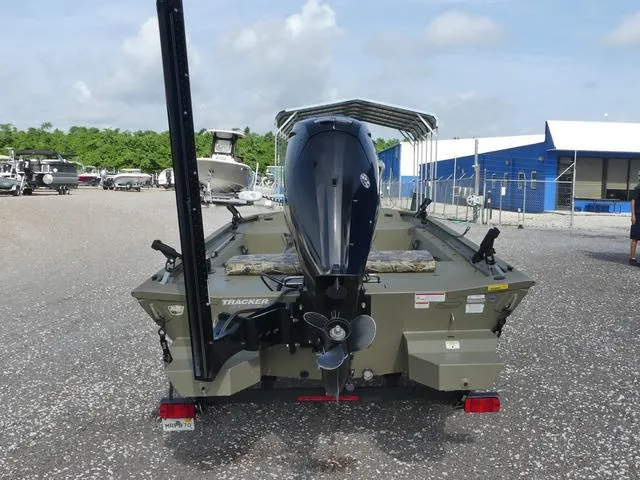 Slide: The Image of Tracker Grizzly 1860 CC 2022 - 5