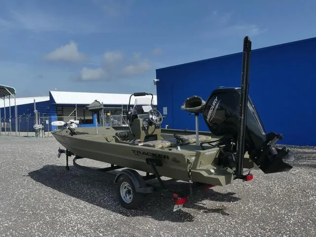 Slide: The Image of Tracker Grizzly 1860 CC 2022 - 6