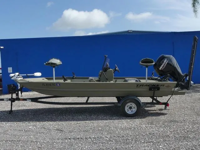 Slide: The Image of Tracker Grizzly 1860 CC 2022 - 7