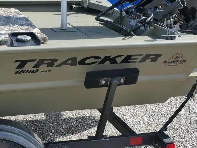 Slide: The Image of Tracker Grizzly 1860 CC 2022 - 8