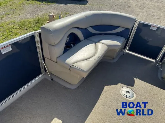 Slide: The Image of Sylvan 820 Cruise Pontoon 2016 - 12