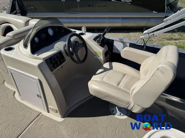 Slide: The Image of Sylvan 820 Cruise Pontoon 2016 - 25