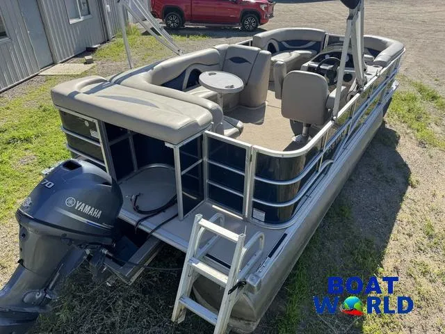 Slide: The Image of Sylvan 820 Cruise Pontoon 2016 - 8