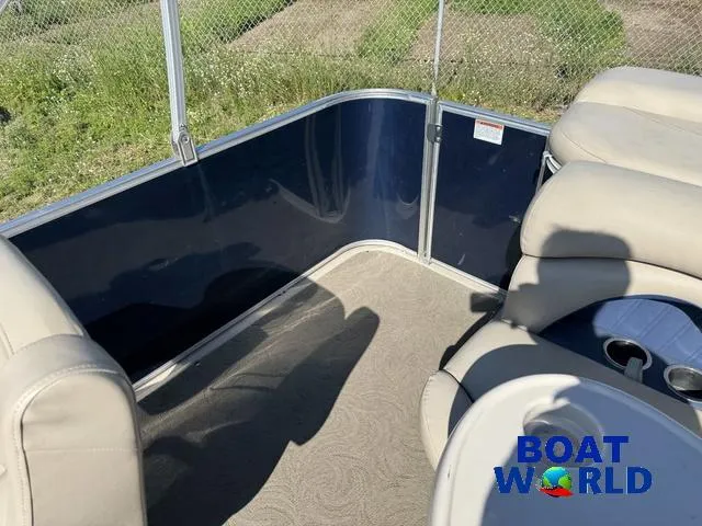 Slide: The Image of Sylvan 820 Cruise Pontoon 2016 - 9