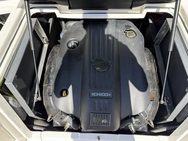 Slide: The Image of Malibu Wakesetter 24 MXZ 2020 - 13