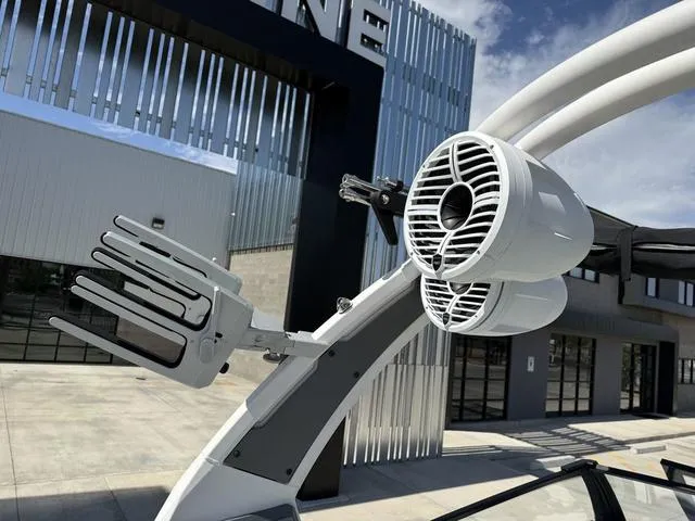 Slide: The Image of Tigé 25ZX 2021 - 13