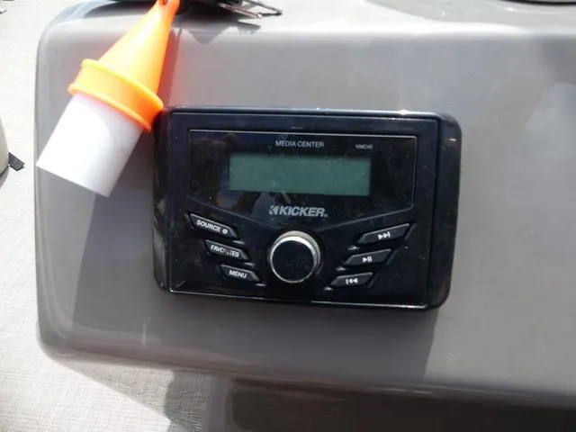 Slide: The Image of Sun Tracker Fishin' Barge 20 DLX 2023 - 11