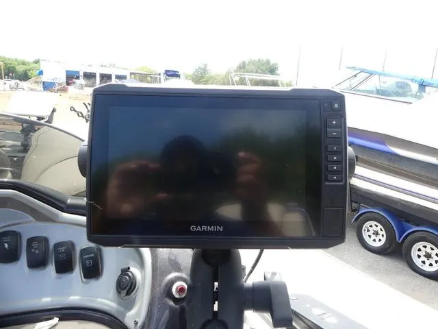 Slide: The Image of Sun Tracker Fishin' Barge 20 DLX 2023 - 12