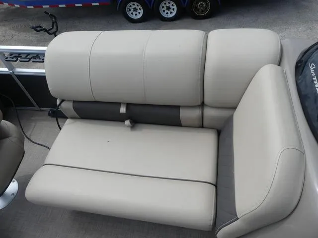 Slide: The Image of Sun Tracker Fishin' Barge 20 DLX 2023 - 13