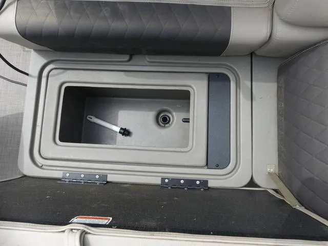 Slide: The Image of Sun Tracker Fishin' Barge 20 DLX 2023 - 14