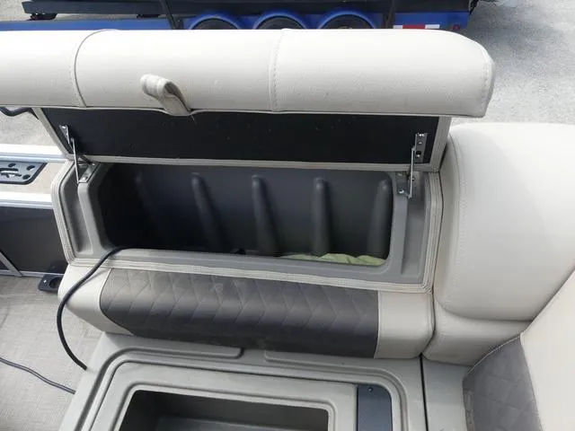 Slide: The Image of Sun Tracker Fishin' Barge 20 DLX 2023 - 15