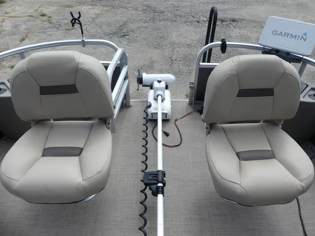 Slide: The Image of Sun Tracker Fishin' Barge 20 DLX 2023 - 16