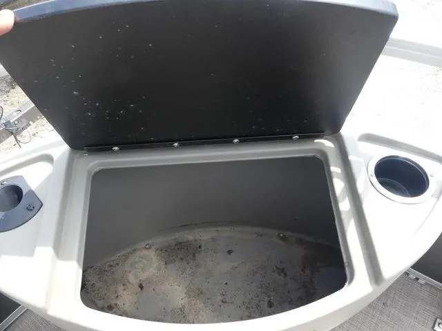 Slide: The Image of Sun Tracker Fishin' Barge 20 DLX 2023 - 18