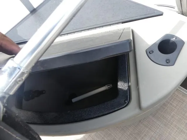 Slide: The Image of Sun Tracker Fishin' Barge 20 DLX 2023 - 23