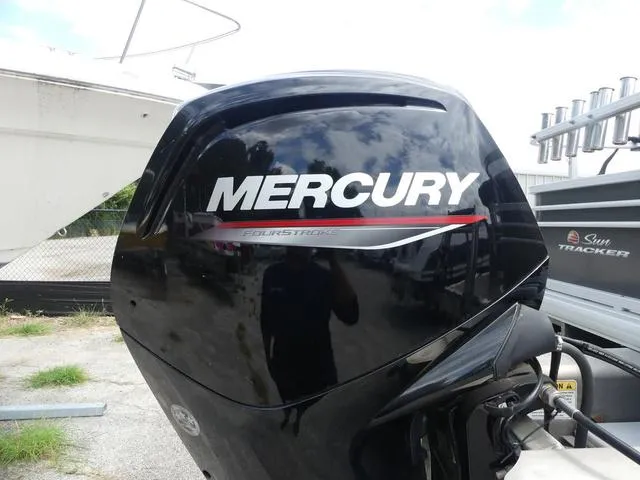 Slide: The Image of Sun Tracker Fishin' Barge 20 DLX 2023 - 3