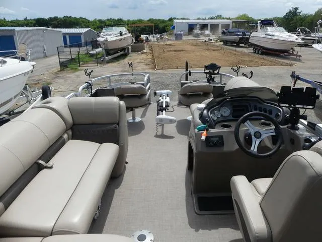 Slide: The Image of Sun Tracker Fishin' Barge 20 DLX 2023 - 5