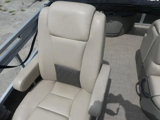 Slide: The Image of Sun Tracker Fishin' Barge 20 DLX 2023 - 6