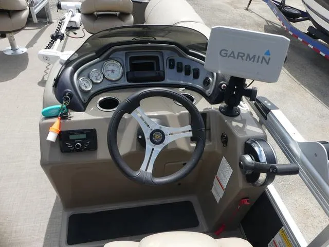 Slide: The Image of Sun Tracker Fishin' Barge 20 DLX 2023 - 7