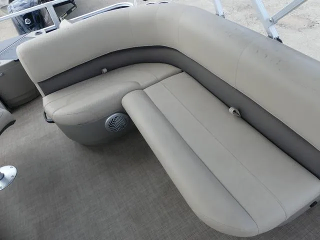 Slide: The Image of Sun Tracker Bass Buggy 18 DLX 2022 - 10