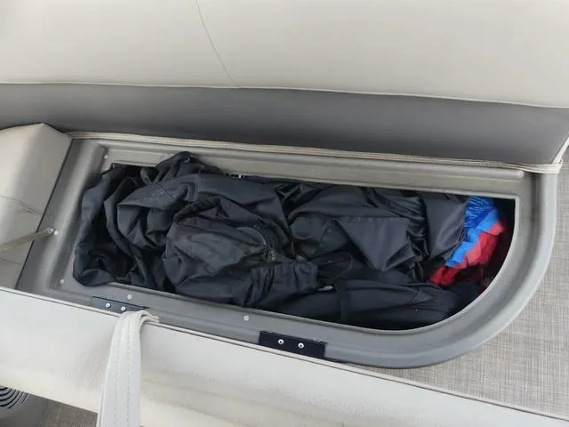 Slide: The Image of Sun Tracker Bass Buggy 18 DLX 2022 - 11