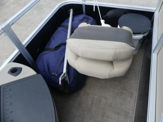 Slide: The Image of Sun Tracker Bass Buggy 18 DLX 2022 - 13