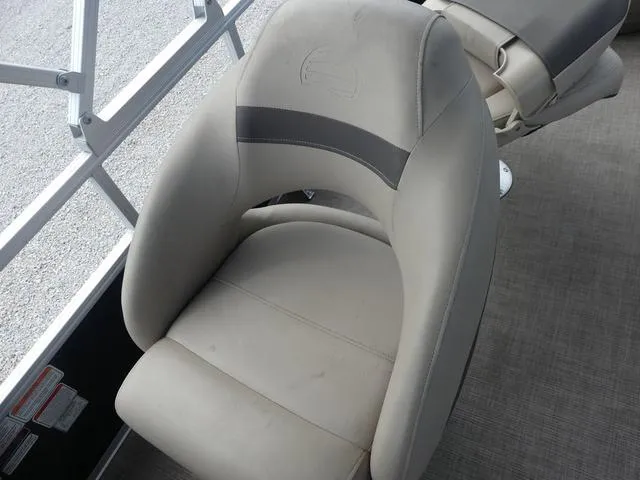 Slide: The Image of Sun Tracker Bass Buggy 18 DLX 2022 - 15