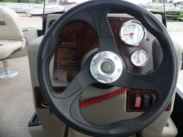 Slide: The Image of Sun Tracker Bass Buggy 18 DLX 2022 - 17