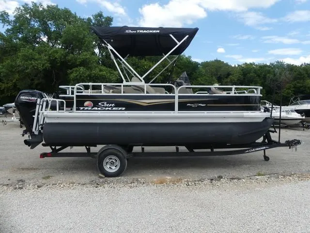 Slide: The Image of Sun Tracker Bass Buggy 18 DLX 2022 - 5