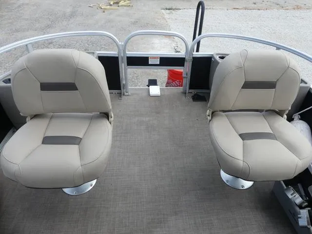 Slide: The Image of Sun Tracker Bass Buggy 18 DLX 2022 - 7