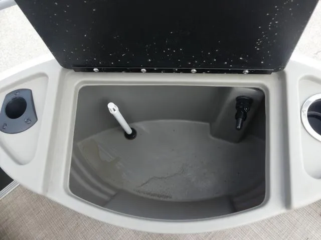 Slide: The Image of Sun Tracker Bass Buggy 18 DLX 2022 - 8