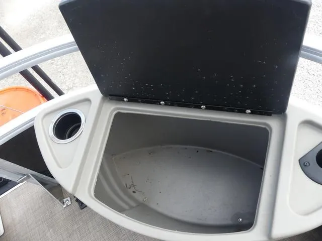 Slide: The Image of Sun Tracker Bass Buggy 18 DLX 2022 - 9