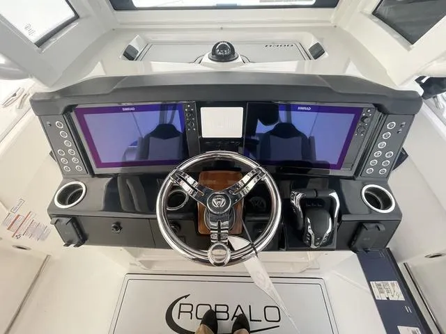 Slide: The Image of Robalo R300 Center Console 2025 - 10