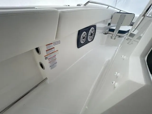 Slide: The Image of Robalo R300 Center Console 2025 - 13